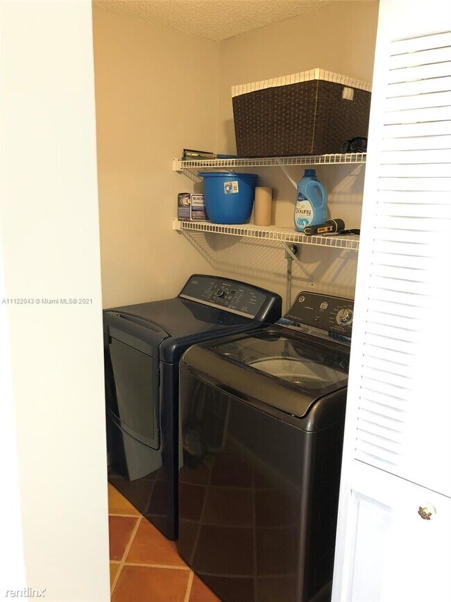 Foto del edificio - 1 br, 1 bath Condo - 19901 E Country Club Dr