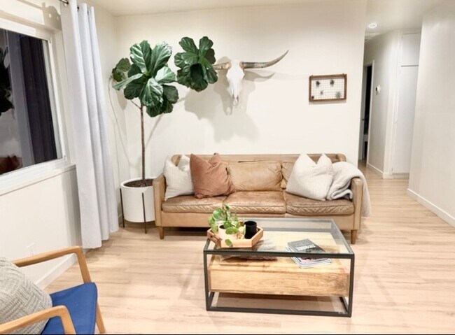 Foto del edificio - Coming soon! 06-15-26 Newly Remodeled Furnished Oceanside Retreat with Green Space Views 3 bedroo...