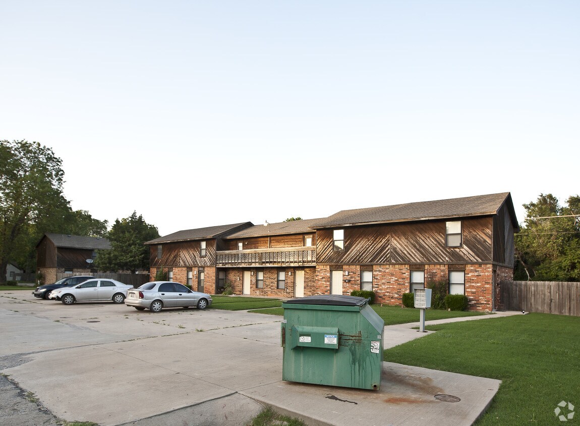 Building Photo - 711 S Foster Ave