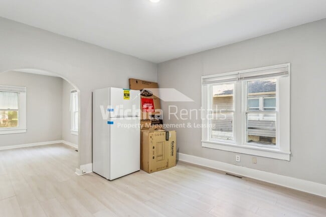Building Photo - 1038 S Ellis St