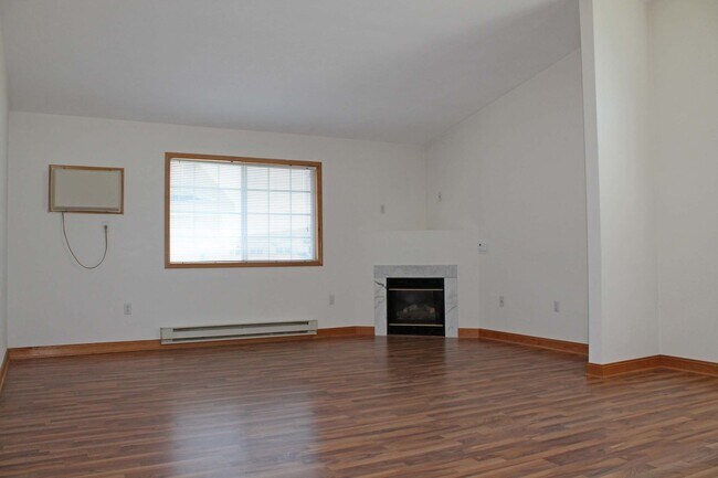 Foto del edificio - Desirable End-Unit Two-Bedroom Townhome wi...