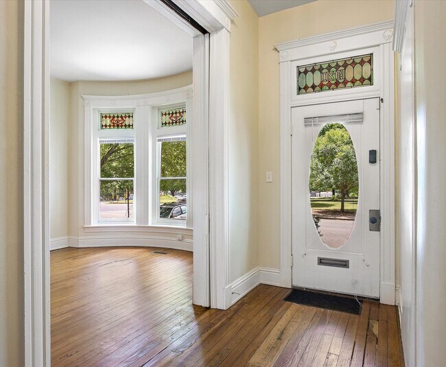 Foto del edificio - Swanky 1st floor duplex in Church Hill across from Jefferson Park