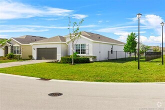 Building Photo - 2731 NE Breezeway Cir