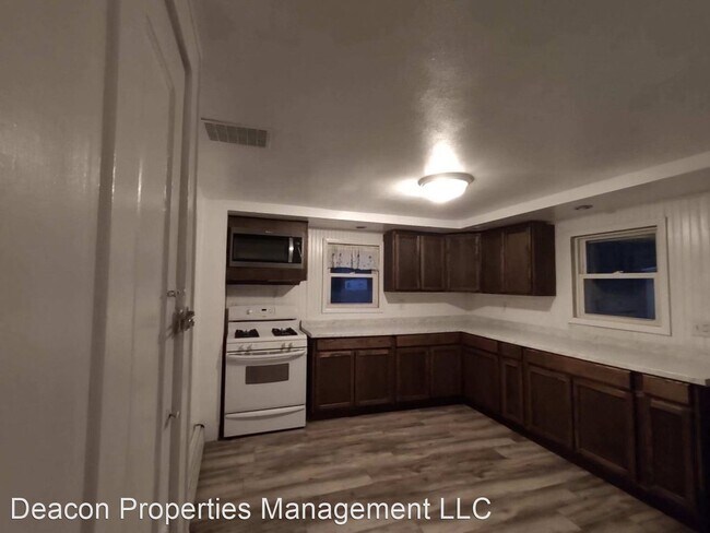 Building Photo - 2 br, 1 bath House - 1555 Rear Summit Lake...