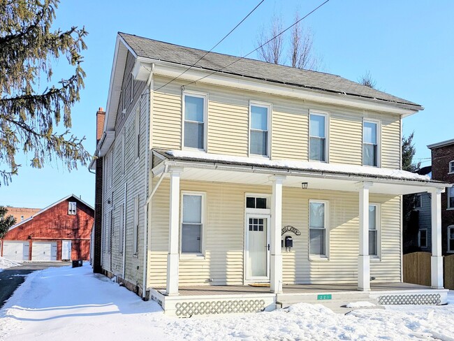 Building Photo - 221 Main St