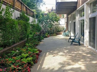 Community patio - 1265 Elizabeth St