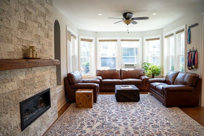 Foto del edificio - 2946 N Pine Grove Ave