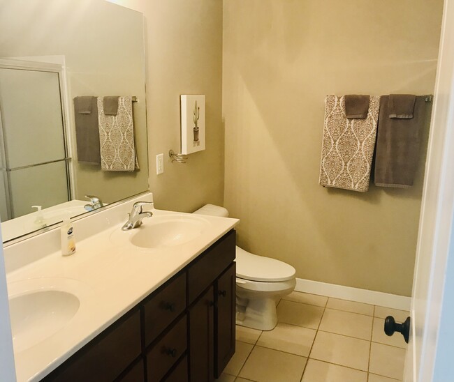 double sink/shower - 1678 Raven Dr