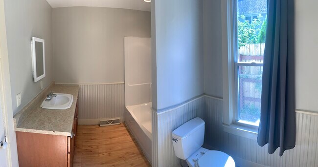 Foto del edificio - NW 6 bedroom 2 bath home 875-10th