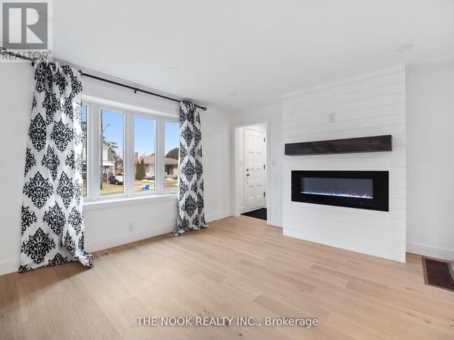 Building Photo - 590 Athol St E