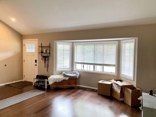 Building Photo - Lovely updated Bethany home