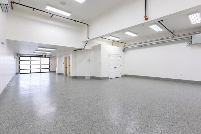 Foto del edificio - Striking large warehouse space to store al...