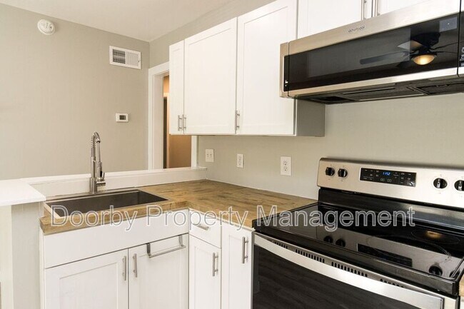 Building Photo - 903 Forest Dale Ln