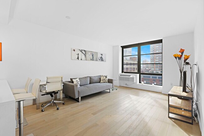 Building Photo - 160 1st St