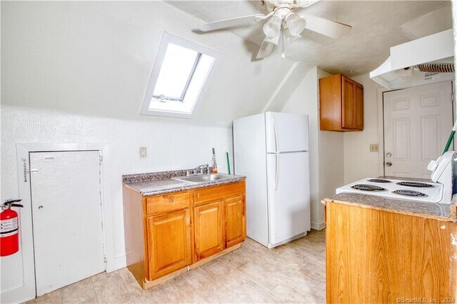 Building Photo - 777 William St