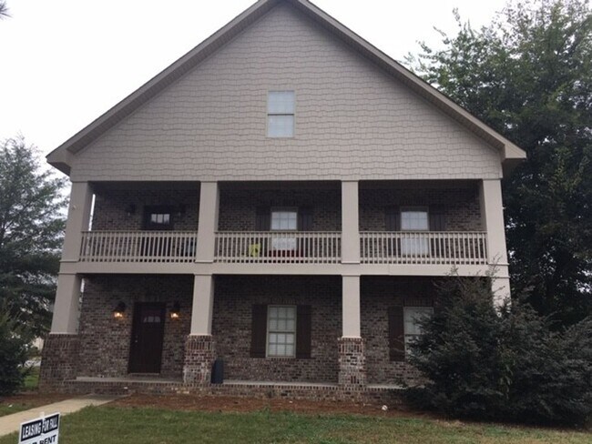 Building Photo - 405 Meador Dr