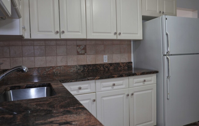 Kitchen - 14 Lakeside Dr
