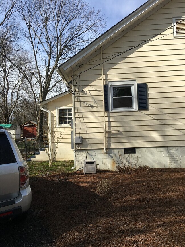 Building Photo - Cute downtown Greer Bungalow  2 Bedroom 1 ...