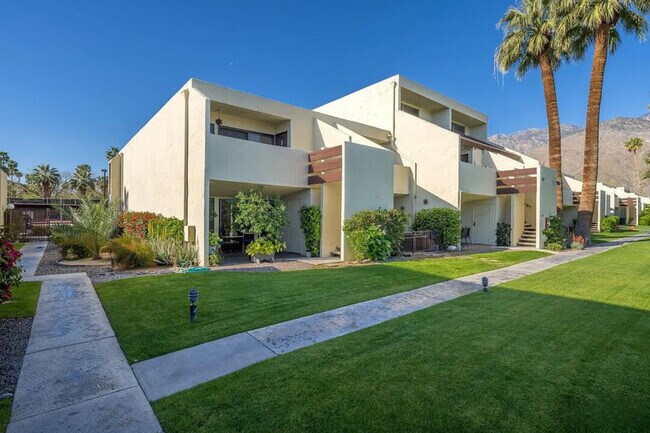 Foto del edificio - 1655 E Palm Canyon Dr