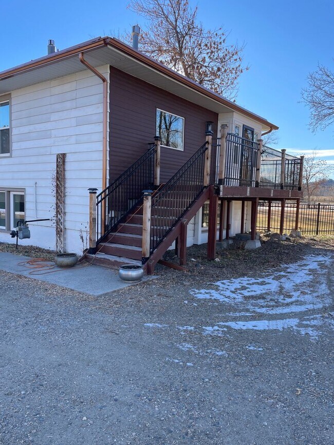 Building Photo - Remodeled 4 bedroom, 2.25 bath