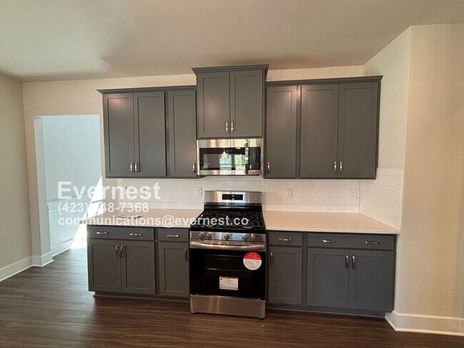 Building Photo - 4-Bedroom Home with Modern Amenities and P...