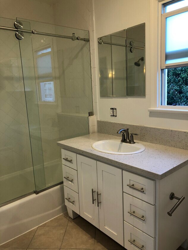 bathrooom - 1656 Livonia Ave
