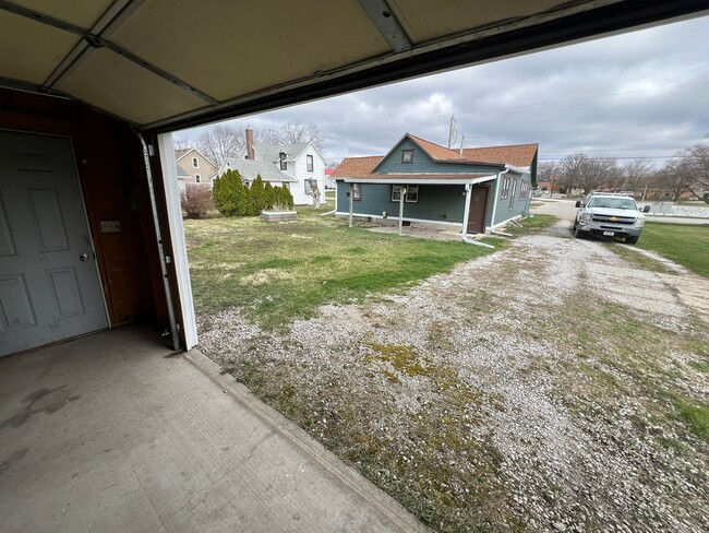 Foto del edificio - 2 bedroom house, huge 2 car garage, large ...
