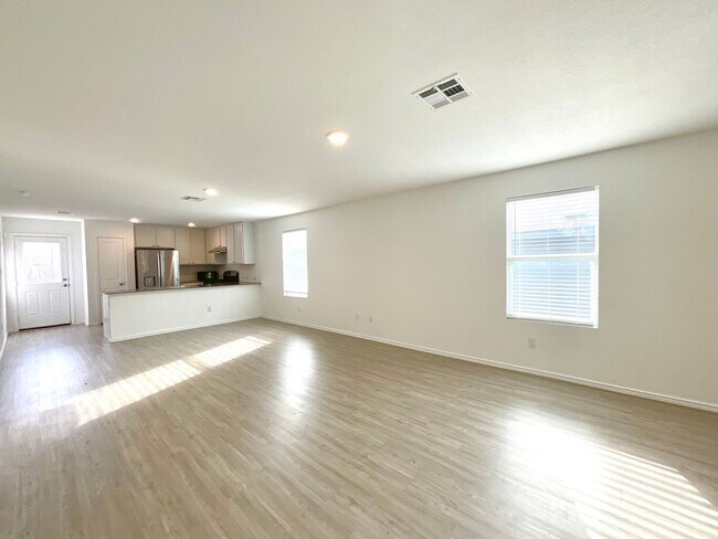 Building Photo - **APPLICATION RECEIVED** *MOVE IN SPECIAL* Charming 3-Bedroom Home with Fenced Yard & Full Applia...