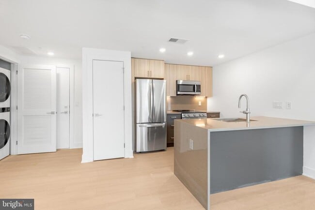 Building Photo - 2000 Dreer St