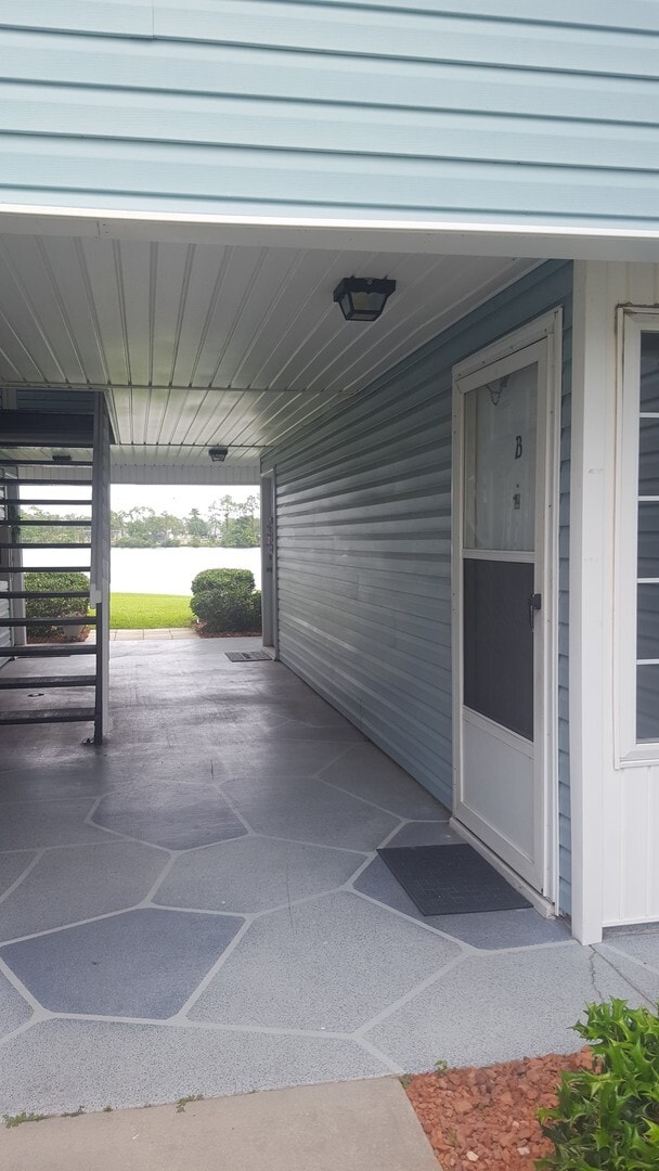 Building Photo - 1st Floor, 3 Bedroom, 2 Bath, Lakeside Con...