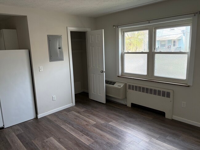 Building Photo - 2111 Lawn Ave