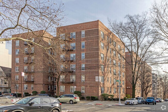 Building Photo - 325 E 201st St