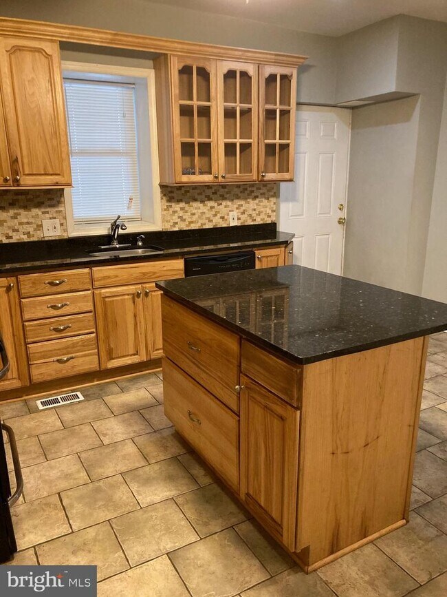 Foto del edificio - 1213 W Old Cold Spring Ln