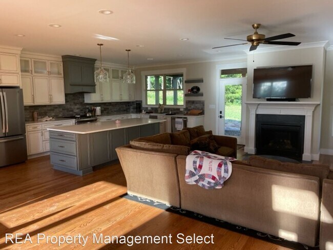 Building Photo - 4 br, 3 bath House - 800 Davis Lane
