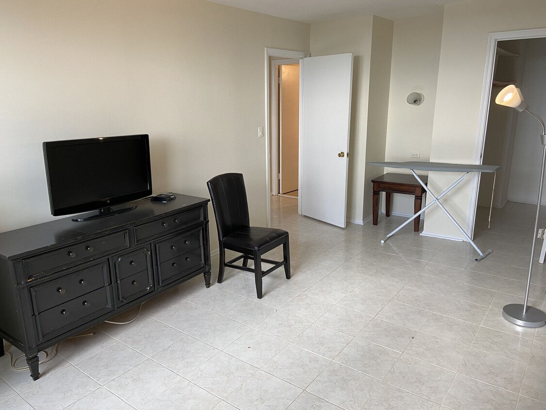 bedroom - 6325 N Sheridan Rd