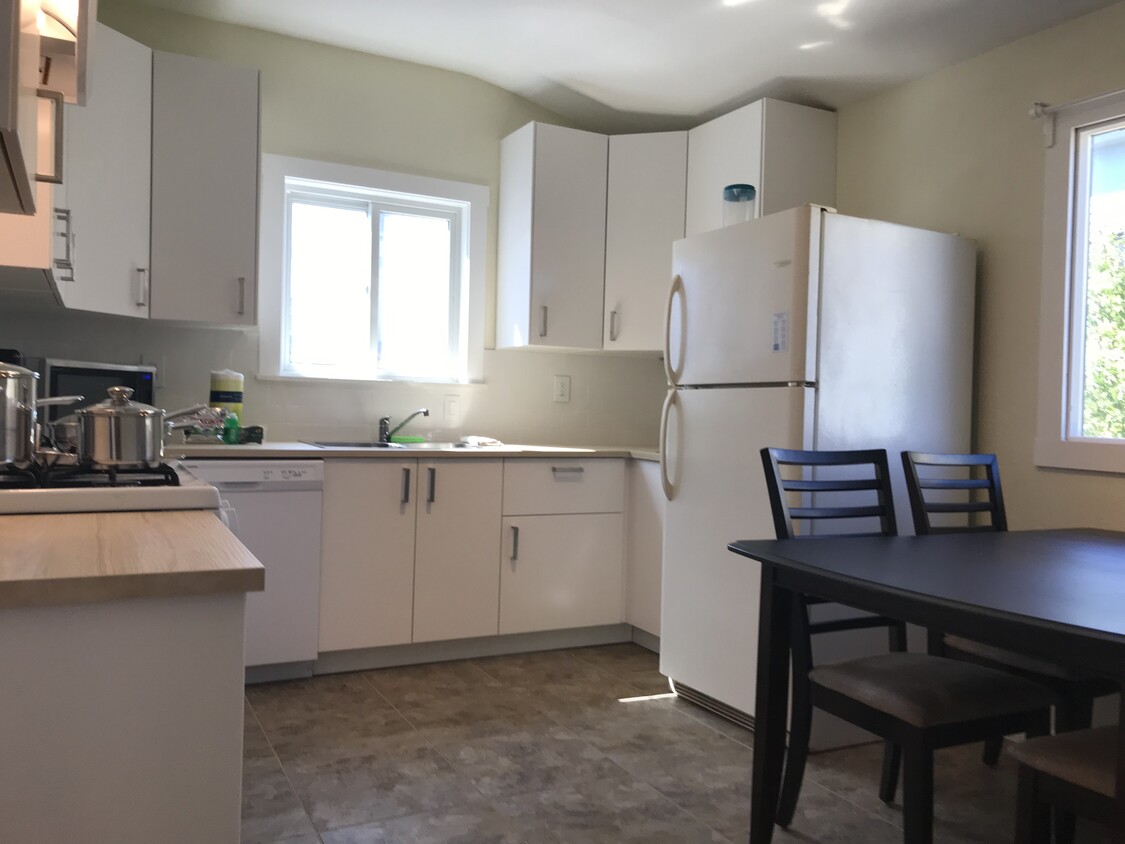 Kitchen with a breakfast area - 336 Carolina St