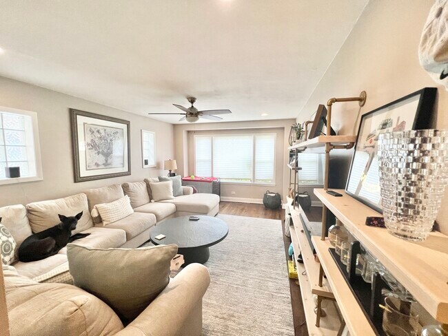 Building Photo - 5536 N Major Ave