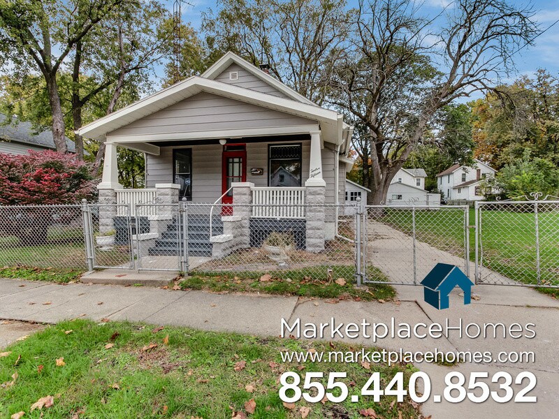 Primary Photo - 1215 N Oak St