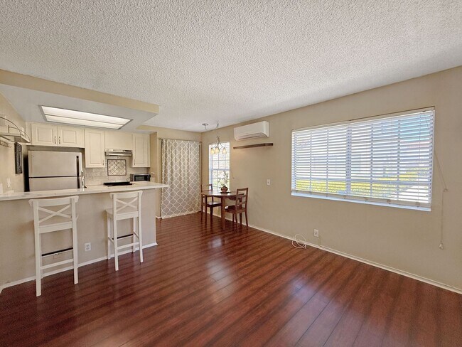 Foto del edificio - Spacious Studio Unit in Eastlake w/ AC!