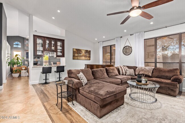 Building Photo - 2555 N Tamarisk St