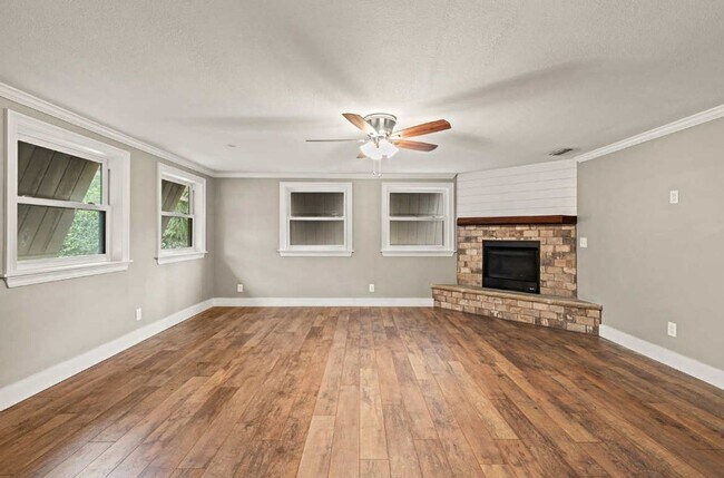 Foto del edificio - Beautifully Updated 3 Bedroom Ranch-Style ...