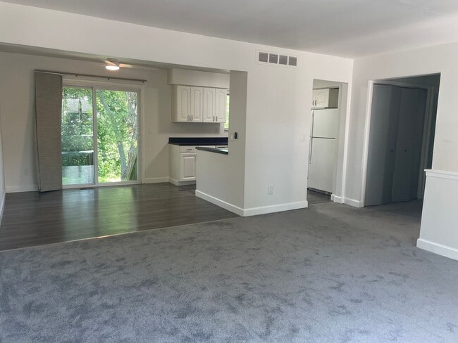 Foto del edificio - 3 bedroom 2 bath, fresh paint and carpet