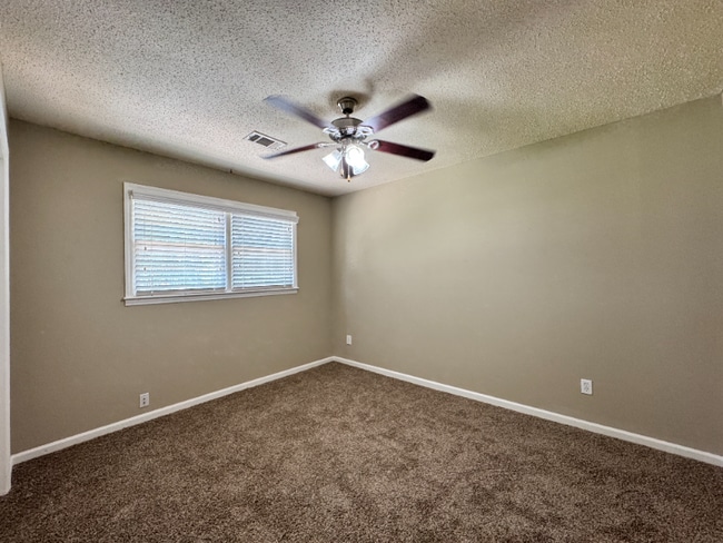 Foto del edificio - 2406 Greenbrier Dr