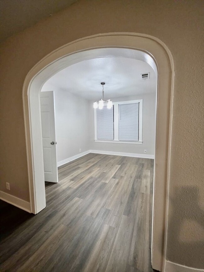 Building Photo - $500 OFF FIRST MONTH'S RENT MOVE IN SPECIAL-ADORABLE REMODELED HIGHLAND-CENTENARY HOME