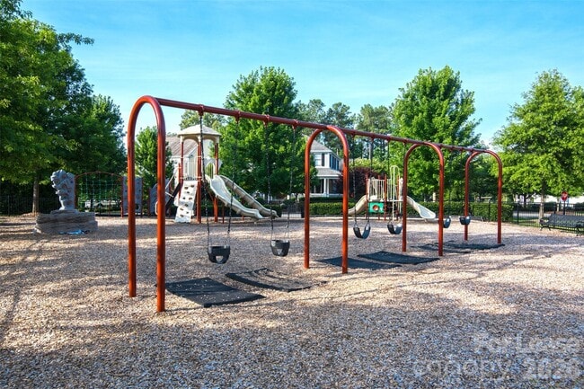 Building Photo - 886 Promenade Walk