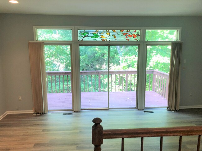 Building Photo - Updated Townhome Close to METRO