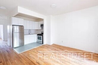 Building Photo - Bright & Modern 3BD/2BA Top-Floor Unit wit...