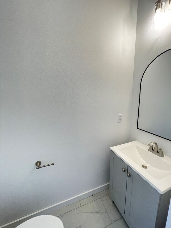 Building Photo - Brand new modern townhomes