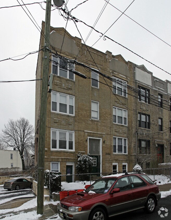 Building Photo - 9 Oak St