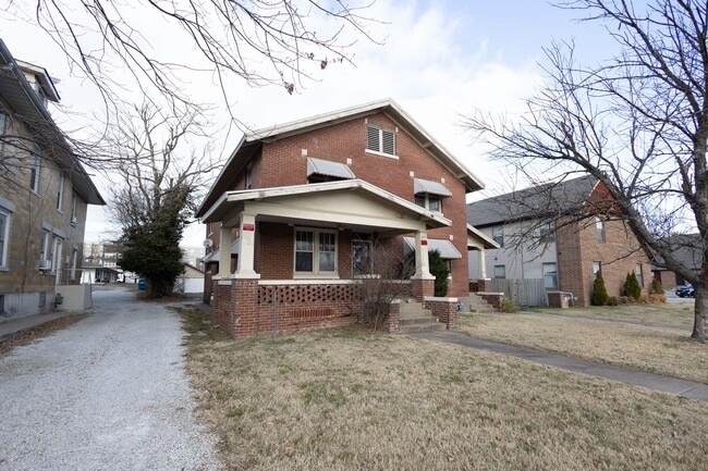 Building Photo - 425 E Cherry St